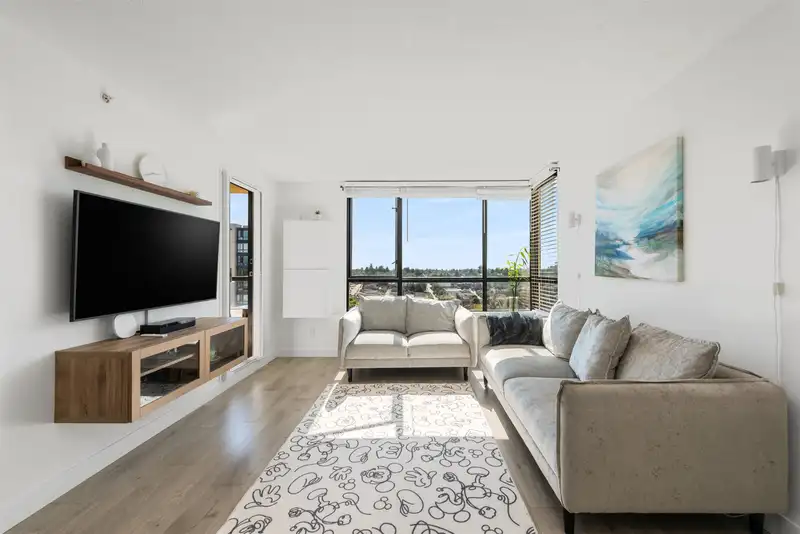 1605 5288 MELBOURNE STREET - photo 2 of 29