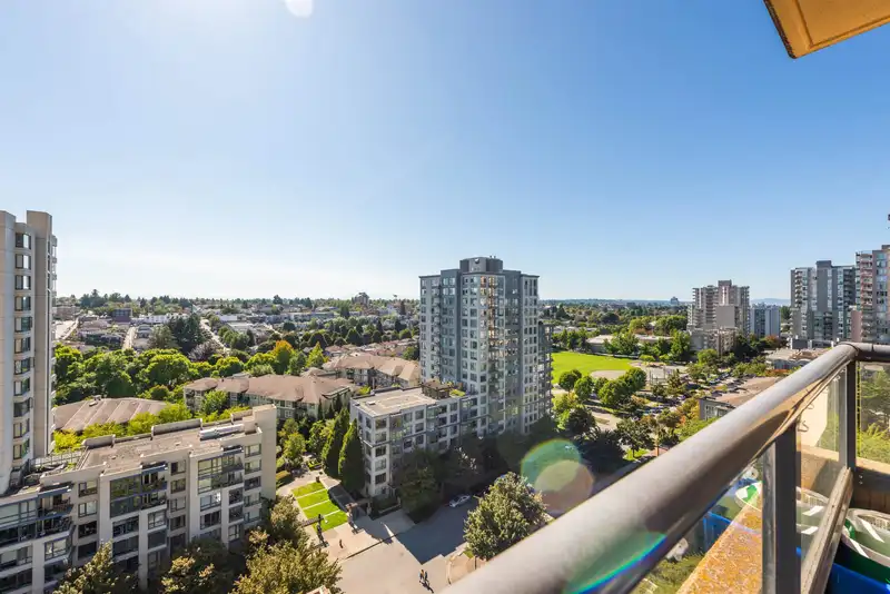 1605 5288 MELBOURNE STREET - photo 3 of 29