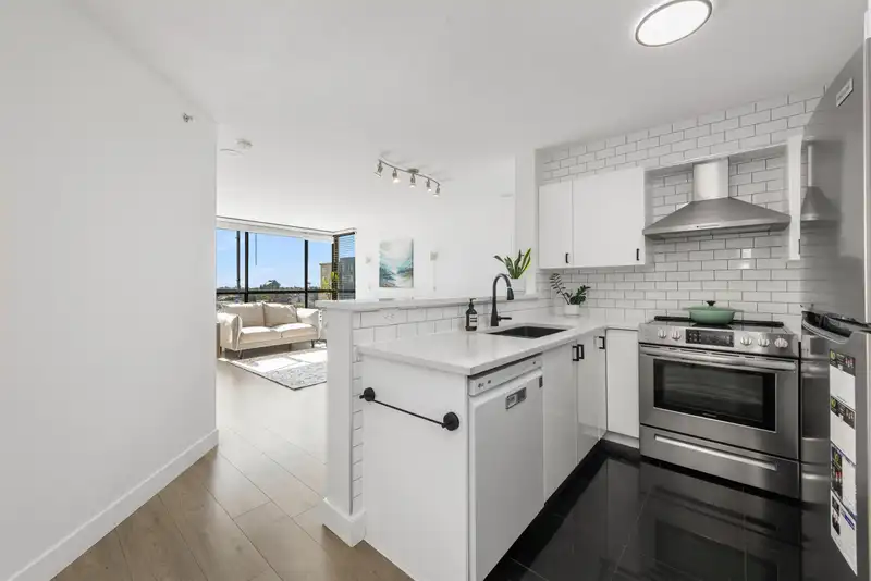 1605 5288 MELBOURNE STREET - photo 4 of 29