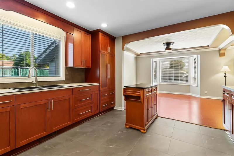 6279 SILVERTHORNE ROAD - photo 4 of 22