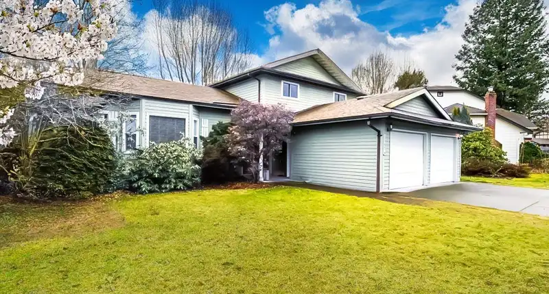 15674 101 AVENUE - photo 1 of 24
