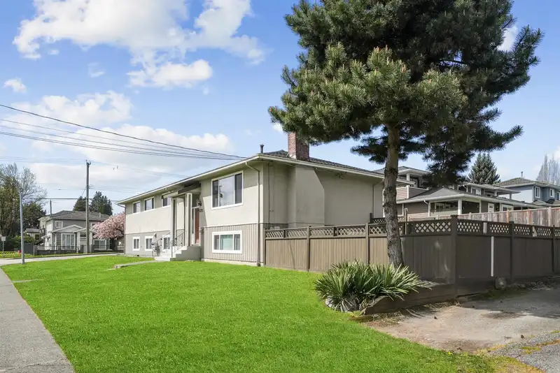 1570 SPERLING AVENUE - photo 4 of 40