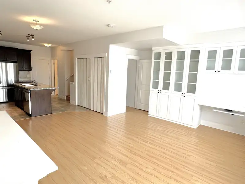 208 7908 GRAHAM AVENUE - photo 3 of 25