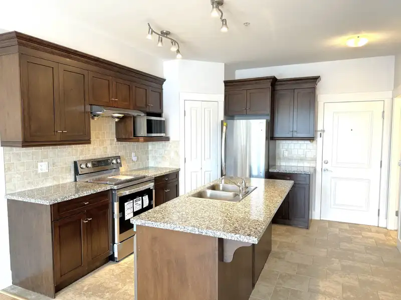 208 7908 GRAHAM AVENUE - photo 4 of 25