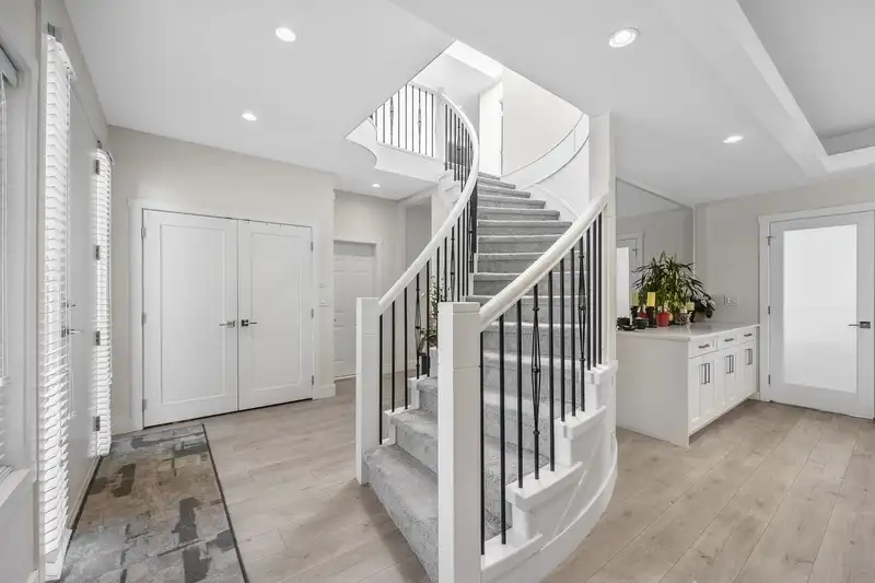 1533 160A STREET - photo 3 of 31