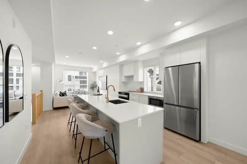 6 728 LEA AVENUE - photo 1 of 34