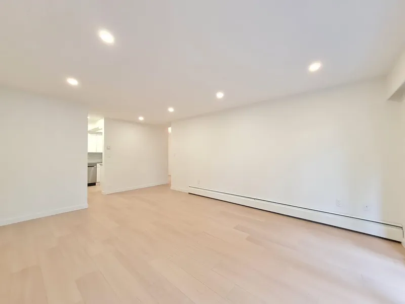 107 6560 BUSWELL STREET - photo 3 of 12