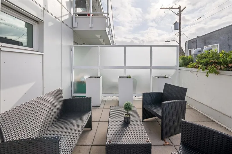 2512 FRASER STREET - photo 3 of 25