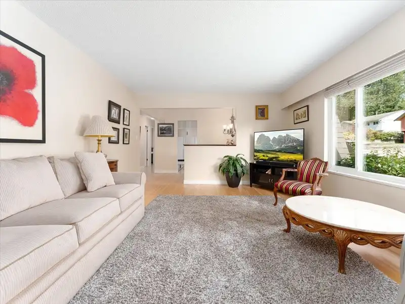 4347 RUTH CRESCENT - photo 2 of 36
