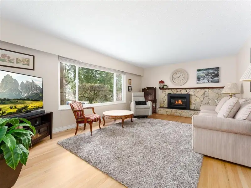 4347 RUTH CRESCENT - photo 4 of 36