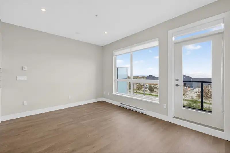 404 1942 STARLING DRIVE - photo 4 of 30
