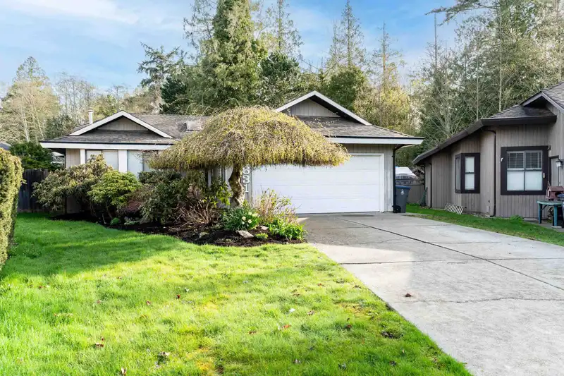 14631 17A AVENUE - photo 2 of 40