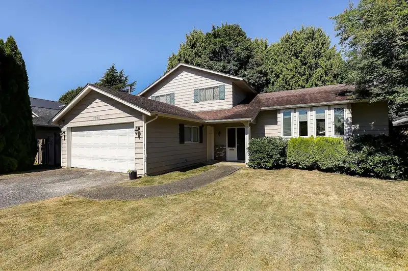 6280 YEATS CRESCENT - photo 2 of 29