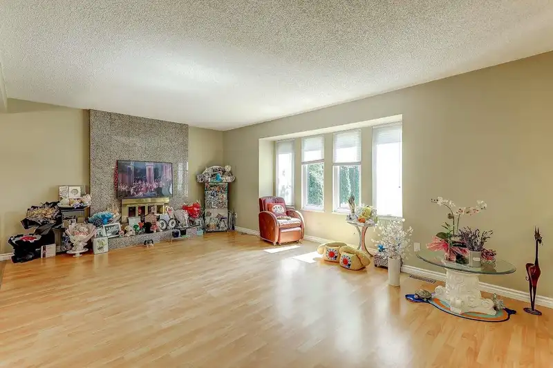 6280 YEATS CRESCENT - photo 3 of 29