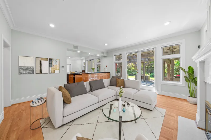 1323 THE CRESCENT - photo 2 of 25