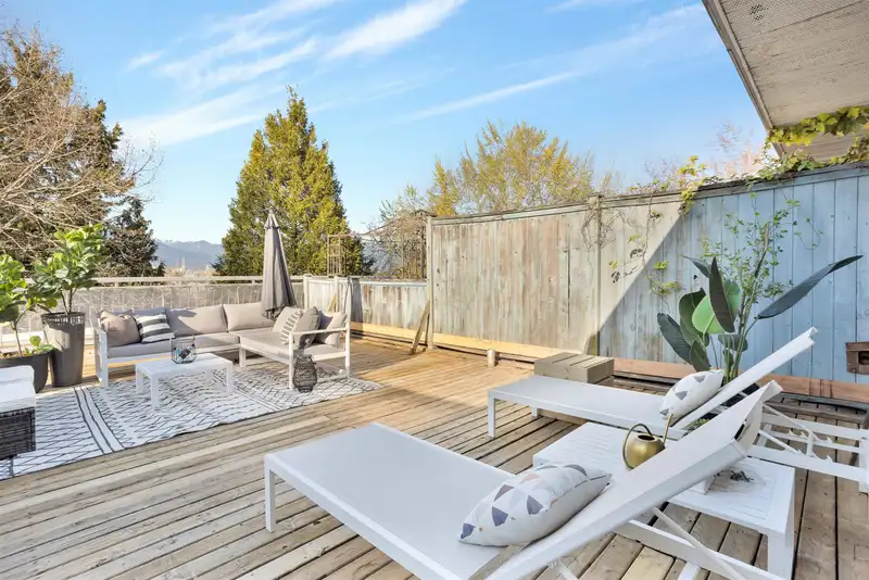 410 711 E 6TH AVENUE - photo 1 of 22