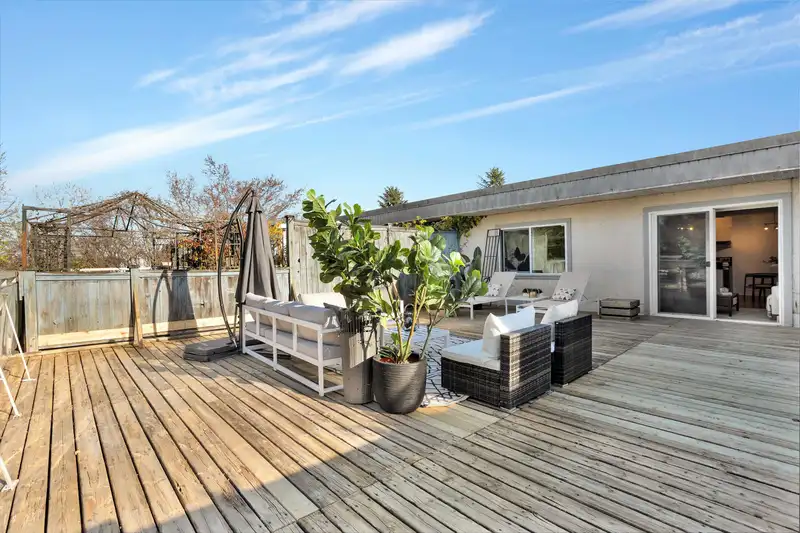 410 711 E 6TH AVENUE - photo 2 of 22