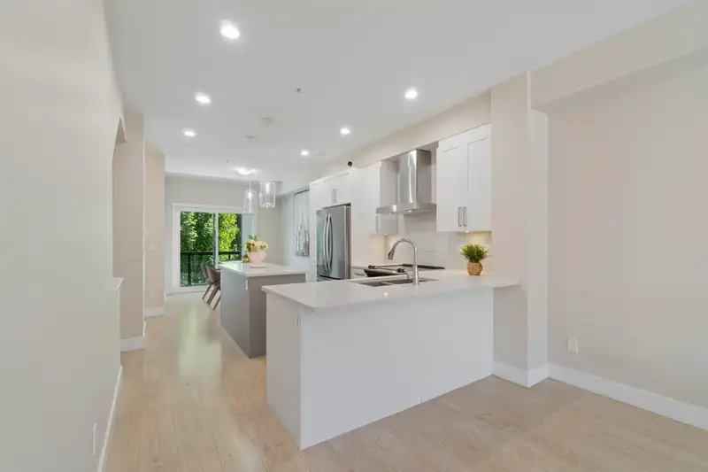 110 20498 82 AVENUE - photo 4 of 19
