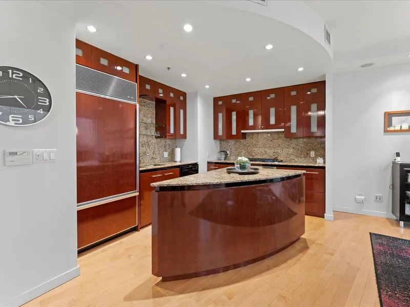 3704 938 NELSON STREET - photo 3 of 25