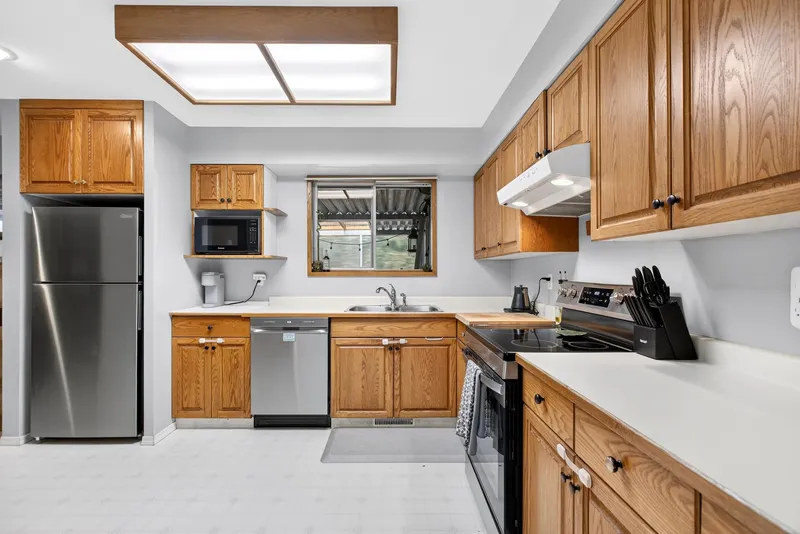 1167 LABURNUM AVENUE - photo 4 of 19