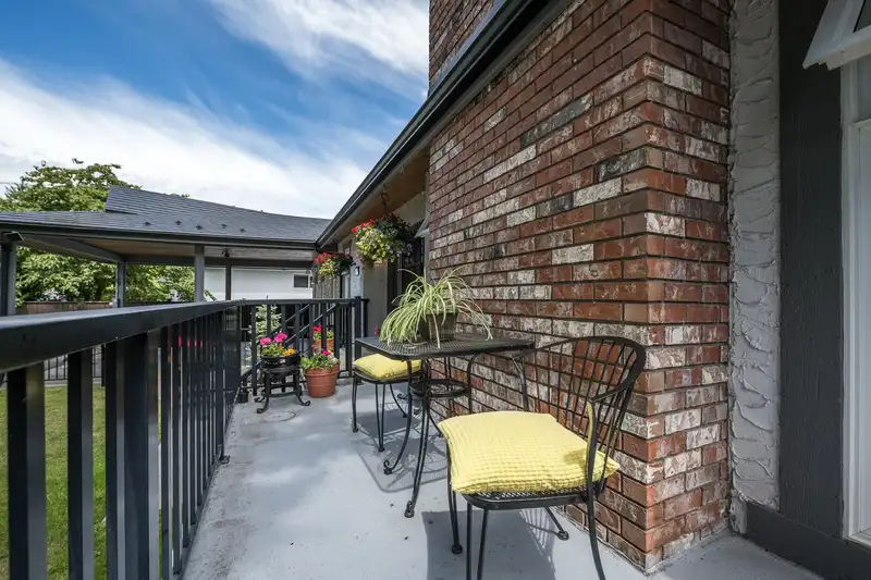 870 BAYVIEW DRIVE - photo 2 of 34