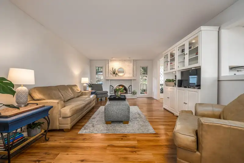 870 BAYVIEW DRIVE - photo 4 of 34