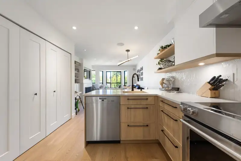 240 2565 W BROADWAY AVENUE - photo 3 of 23
