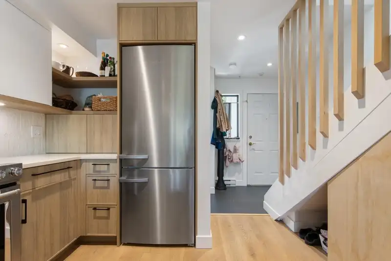 240 2565 W BROADWAY AVENUE - photo 4 of 23