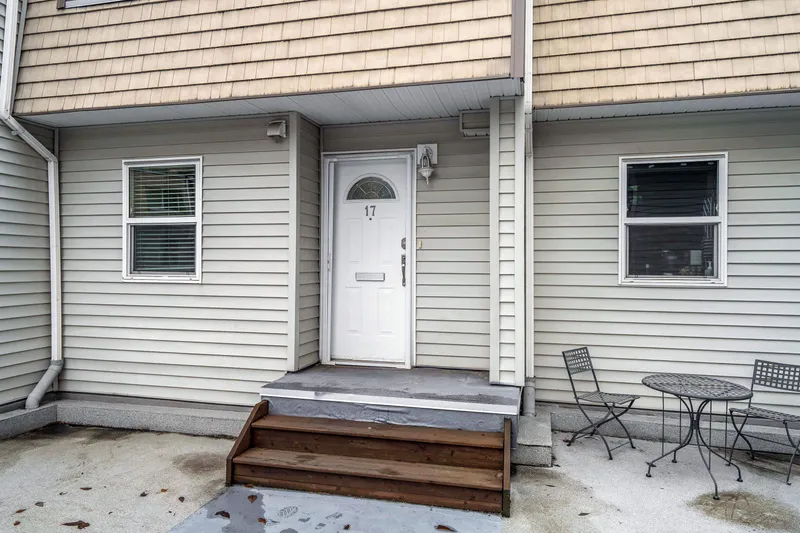 17 33293 E BOURQUIN CRESCENT - photo 4 of 25