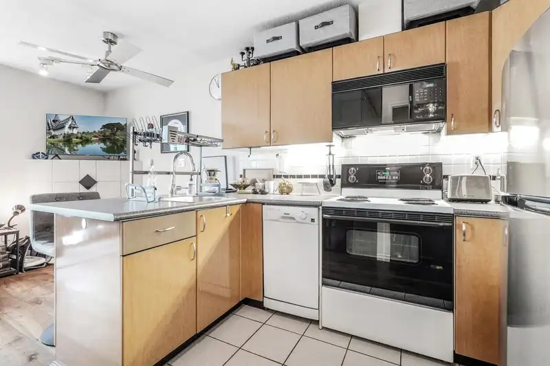 3001 939 HOMER STREET - photo 2 of 32