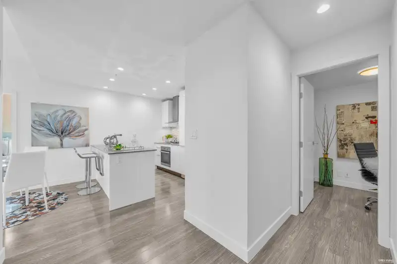 3504 1283 HOWE STREET - photo 3 of 40