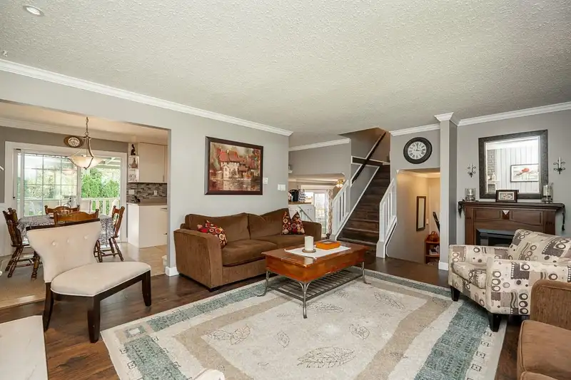 14446 85A AVENUE - photo 3 of 31