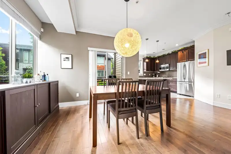 29 897 PREMIER STREET - photo 4 of 28
