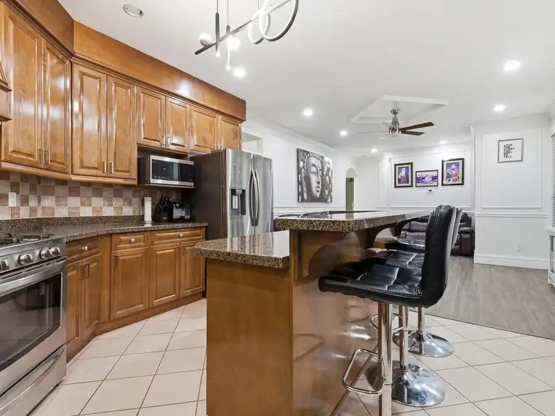 7855 112A STREET - photo 4 of 27