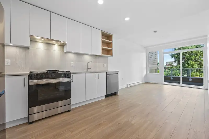208 723 GROVER AVENUE - photo 1 of 30