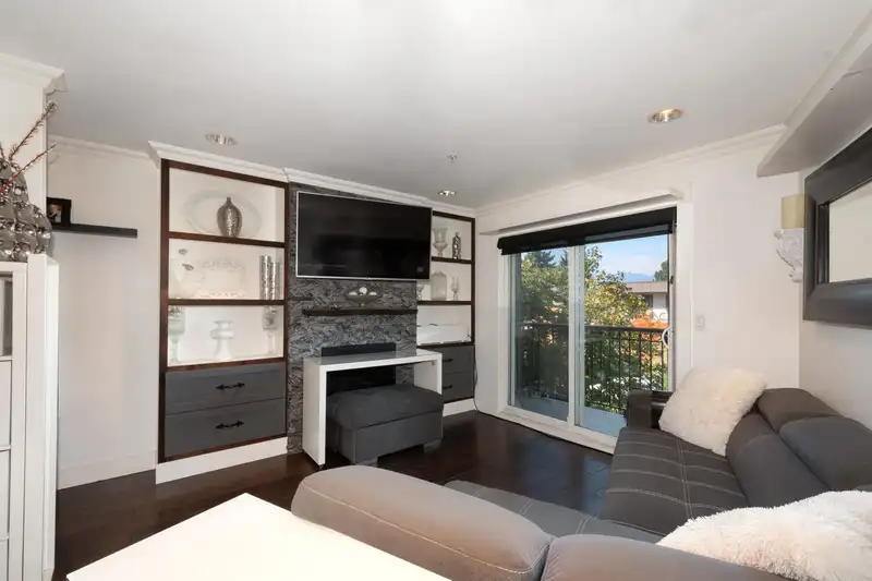 2048 TRIUMPH STREET - photo 4 of 21