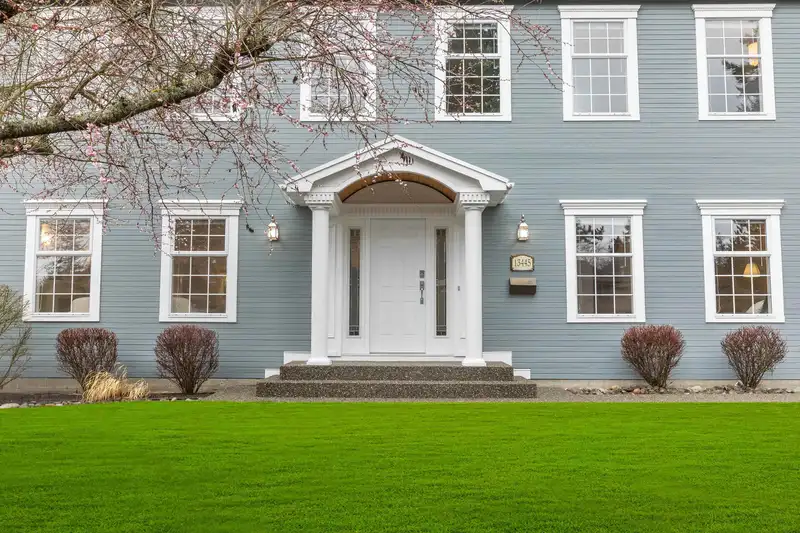 13445 19 AVENUE - photo 3 of 40