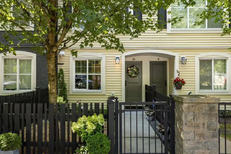 10 19180 65 AVENUE - photo 1 of 8