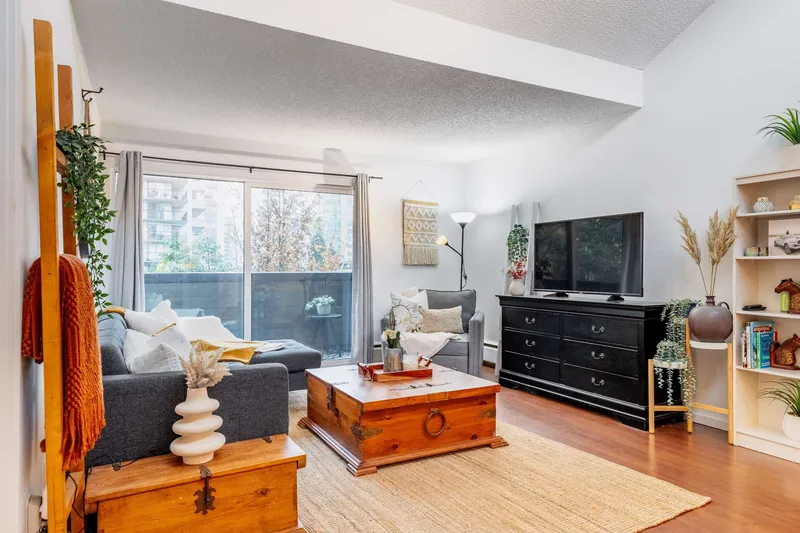 319 206 E 15TH STREET - photo 3 of 23