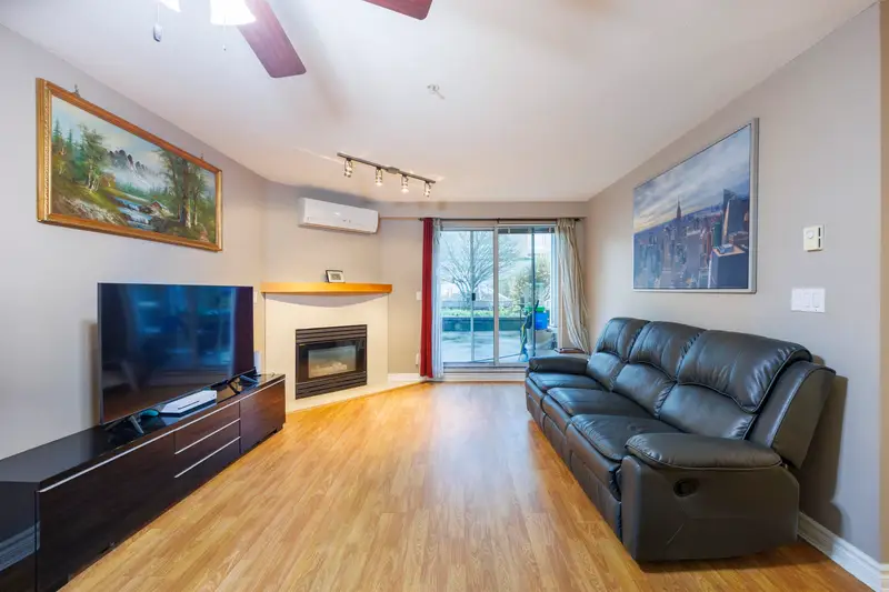 210 1163 THE HIGH STREET - photo 2 of 15