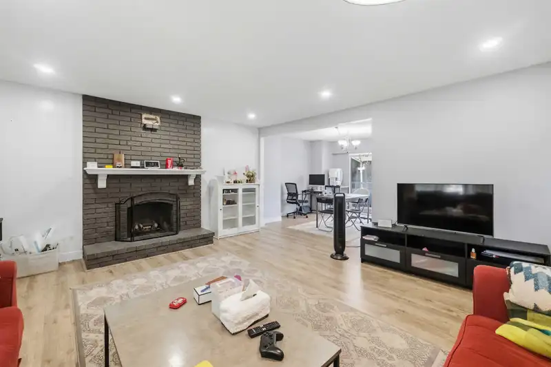 19536 118B AVENUE - photo 2 of 36