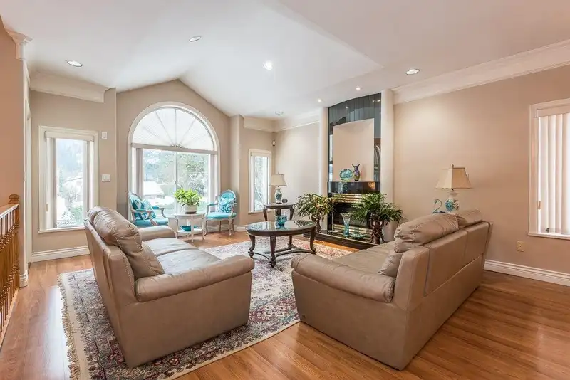 37979 FIFTH AVENUE - photo 4 of 18