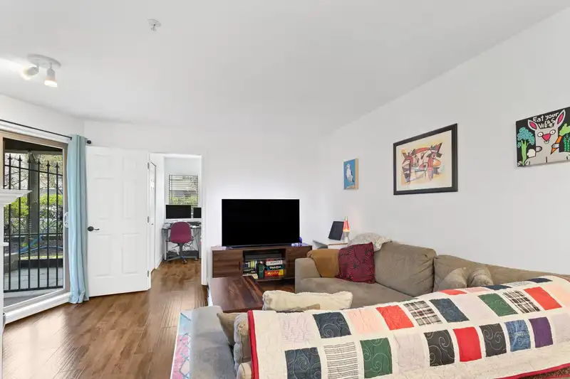 104 688 E 16TH AVENUE - photo 3 of 33