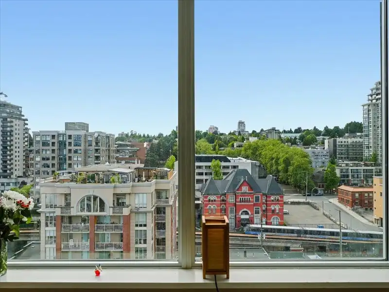 1504 668 COLUMBIA STREET - photo 4 of 21