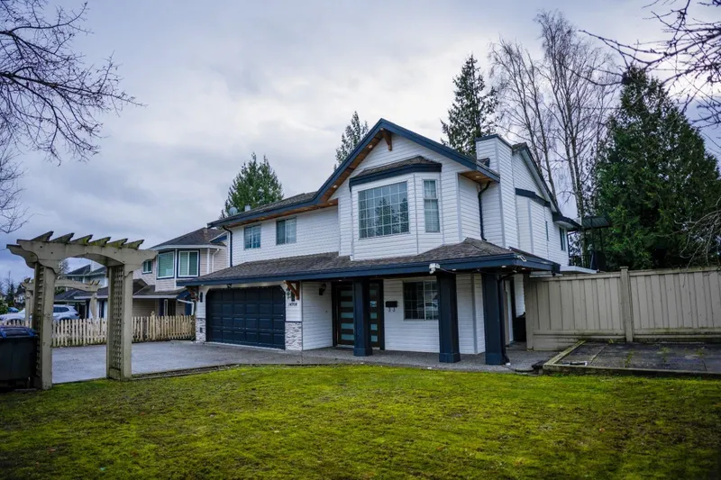 14208 67 AVENUE - photo 2 of 11