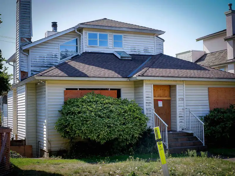 170 W 40TH AVENUE - photo 3 of 6