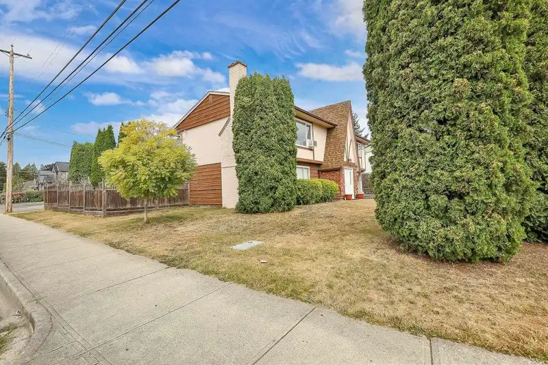 11415 83 AVENUE - photo 3 of 29