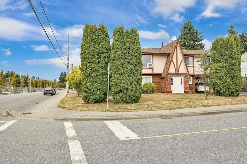 11415 83 AVENUE - photo 4 of 29