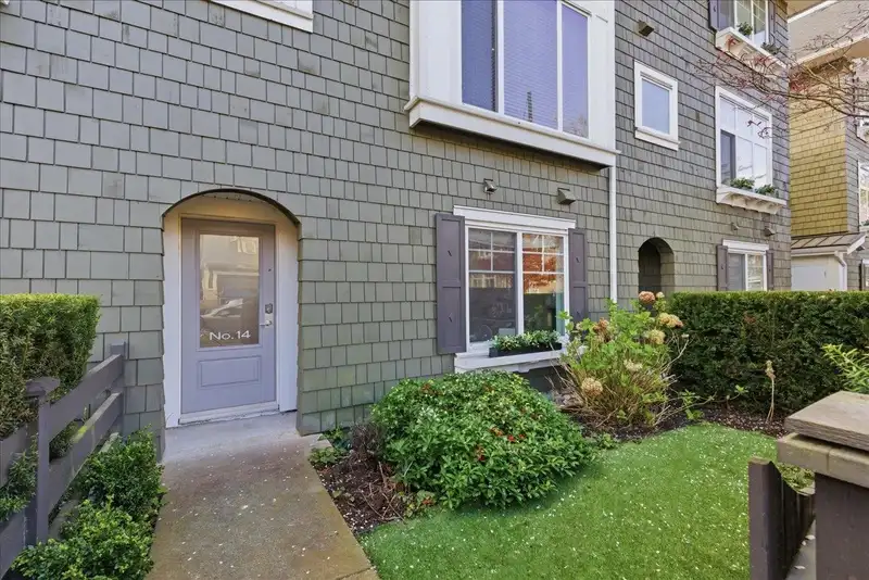 14 288 171 STREET - photo 3 of 39