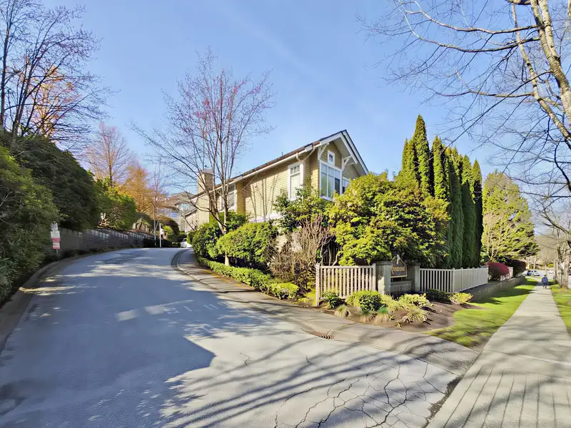 60 5200 OAKMOUNT CRESCENT - photo 2 of 34